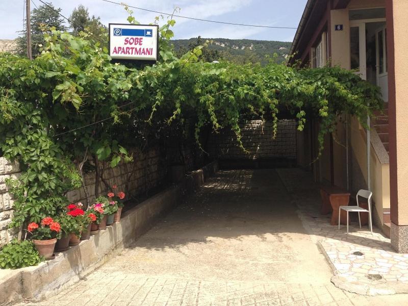Summer Rooms Baska Esterno foto
